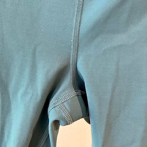 Lululemon mid rise cropped pant with mesh lining on back of pants leg- size 6 - Picture 5 of 5